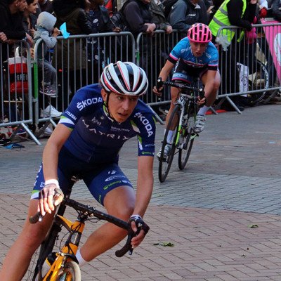 英杰华女子巡回赛，并赞助女子职业自行车赛