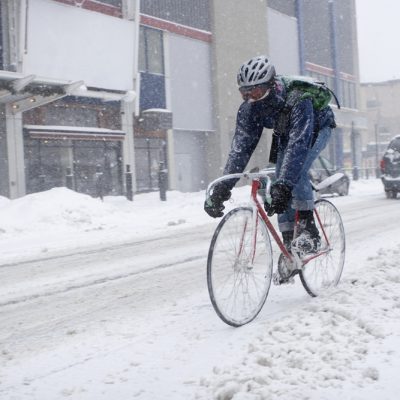 安全冬季骑自行车的顶级提示