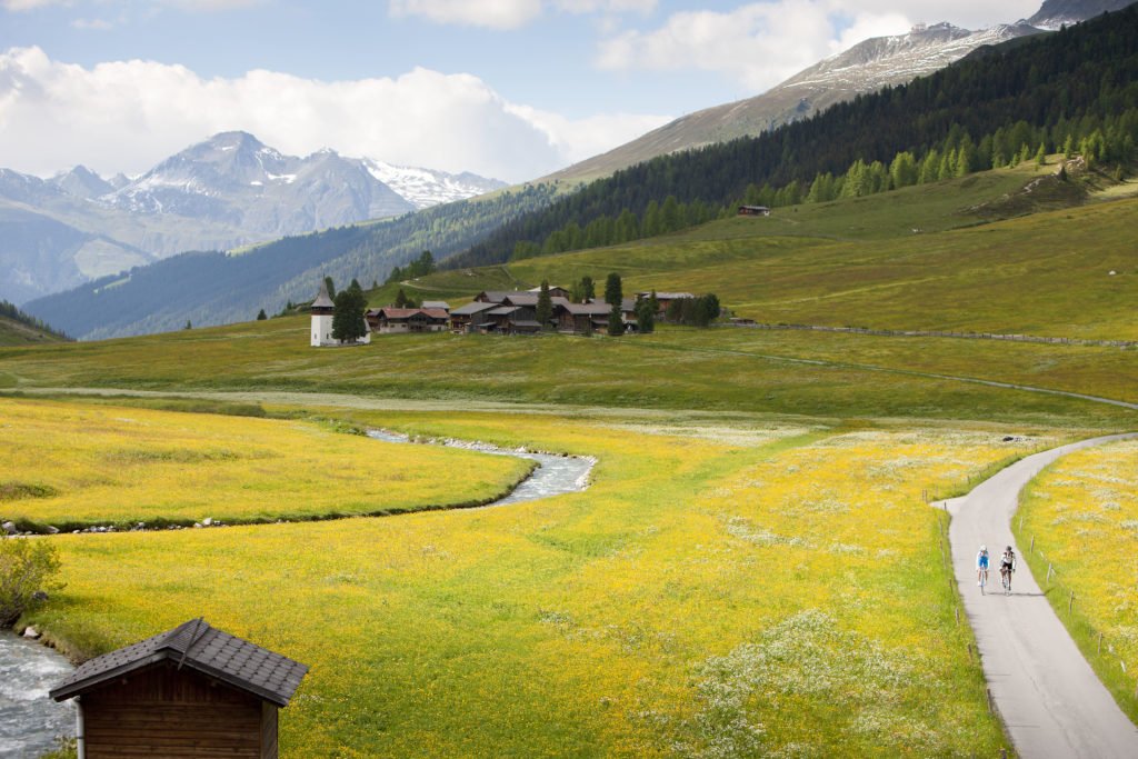 探索自行车爱好者的天堂——达沃斯-克洛斯特斯。阿尔卑斯草甸的景色。