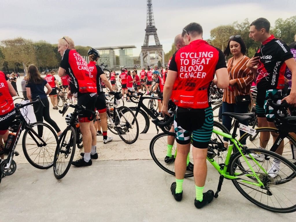 网球是如何让我重新骑上自行车的——在《Bloodwise》中完成伦敦到巴黎的骑行后，自行车手们在埃菲尔铁塔上