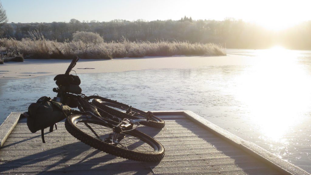 在苏格兰自行车旅游，山地车旁边的冰冻湖-自行车包装苏格兰