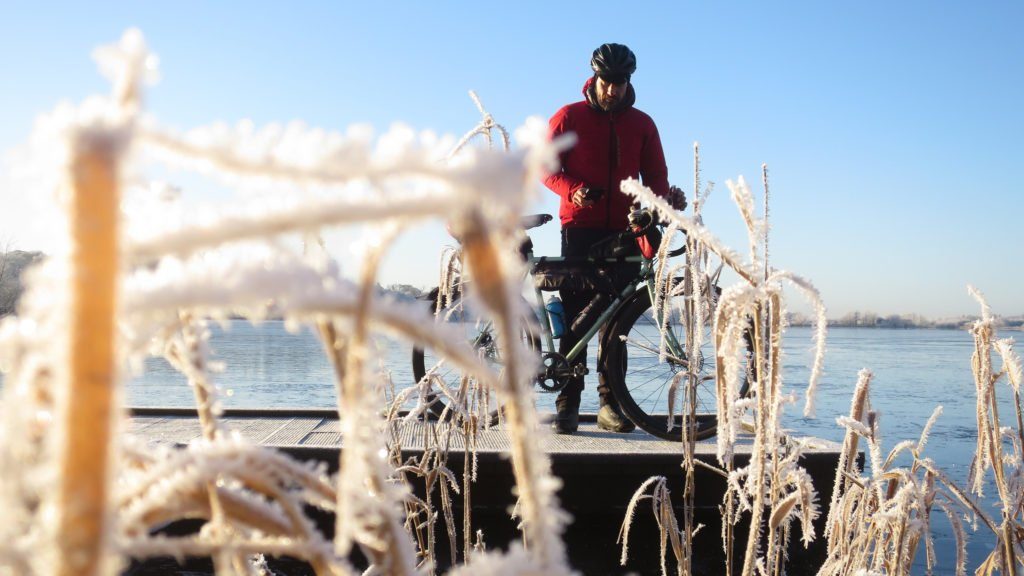 在苏格兰骑自行车结冰的湖icgeneral -自行车包装苏格兰