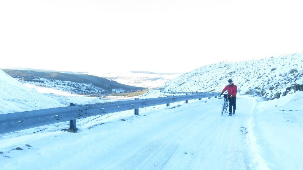 自行车旅行在苏格兰骑自行车雪路骑行苏格兰