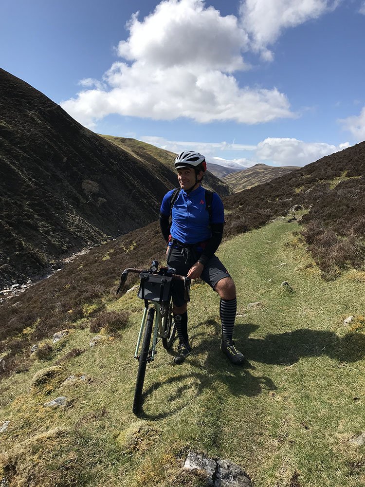 骑自行车在苏格兰最高的公路上