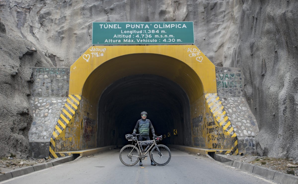 在秘鲁奥林匹克隧道前骑自行车