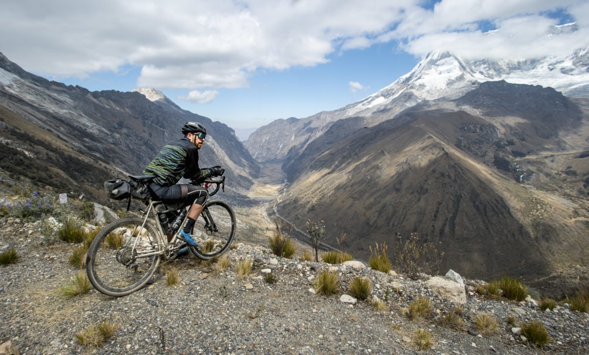 在秘鲁骑自行车-冒险自行车骑手望向安第斯山脉