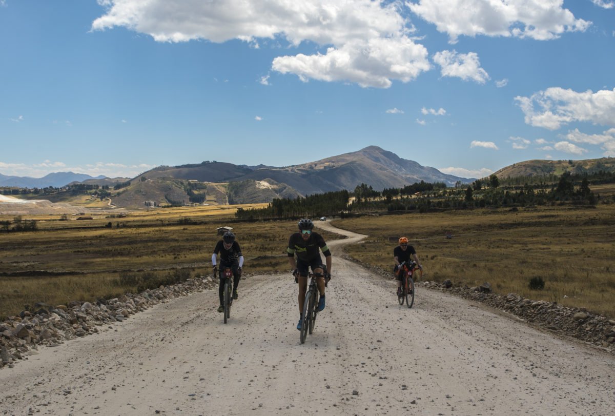 在秘鲁骑自行车，白色的道路