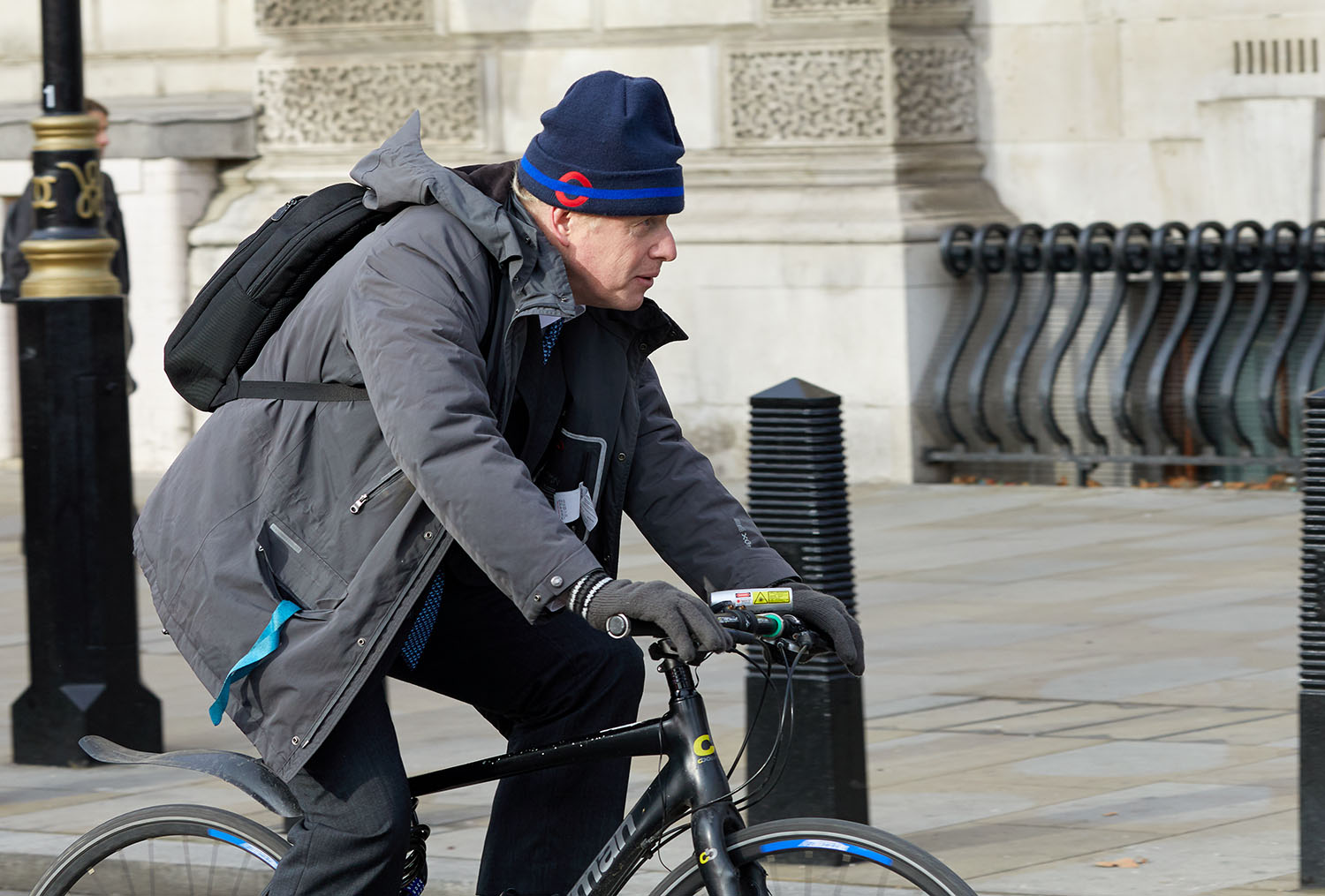鲍里斯·约翰逊骑自行车——投资自行车，帮助人们摆脱封锁，重返工作岗位