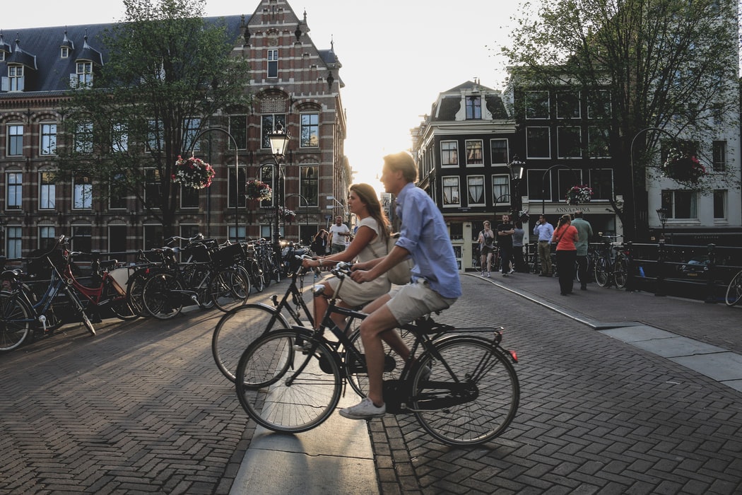 在阿姆斯特丹骑自行车。在冠状病毒封锁后为骑自行车的人腾出空间