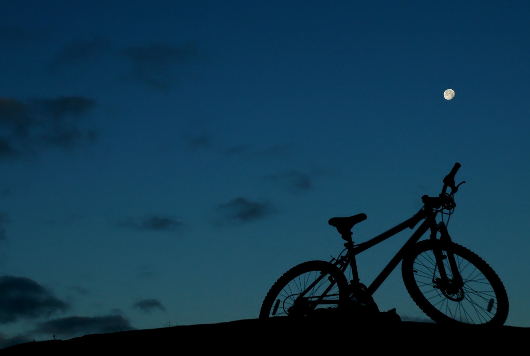 在黑暗中越野自行车-如何保持安全。